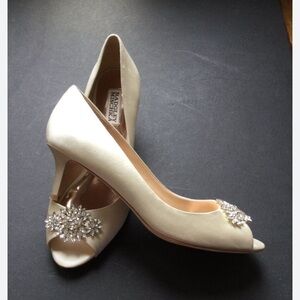 Badgley Mischka Women's Cream Peep-Toe Heels